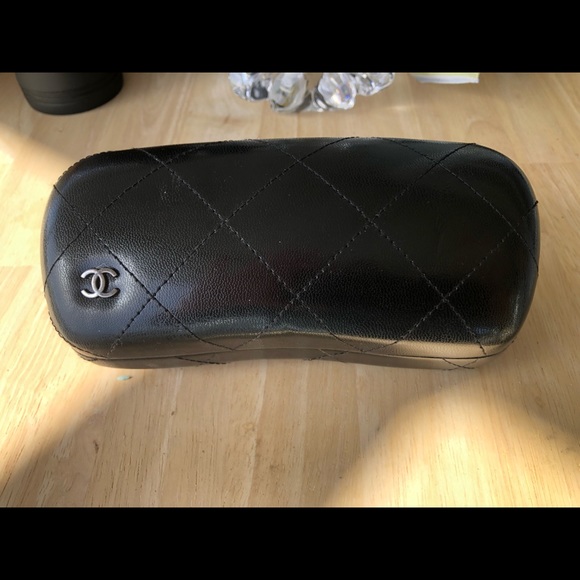 Gorgeous CHANEL large eyewear case - Picture 3 of 4